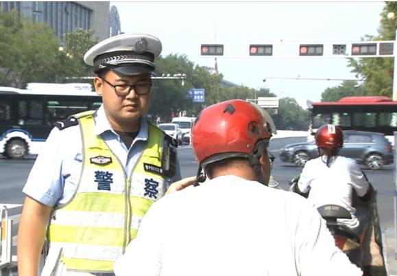 高温“烤”验 交警一线坚守筑平安