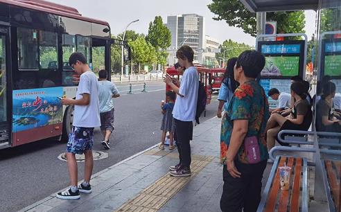 三河市交通运输局增设213个候车便民座椅